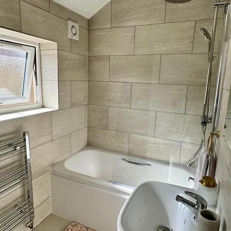 Modern Entire Home,parking,contractors,sleep 6 Дом отдыха *