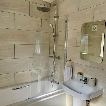 بيت للعطل Modern Entire Home,parking,contractors,sleep 6
