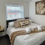 Orchid - 3-bedroom In Filton, Holiday home Bristol