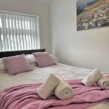 Modern Entire Home,parking,contractors,sleep 6