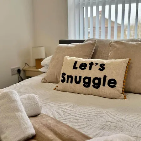 Modern Entire Home,parking,contractors,sleep 6 *