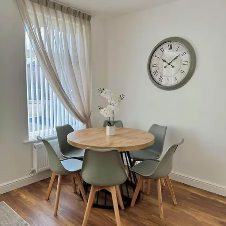 Modern Entire Home,Parking,Contractors,Sleep 6