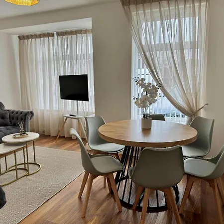 Holiday home Modern Entire Home,parking,contractors,sleep 6 *