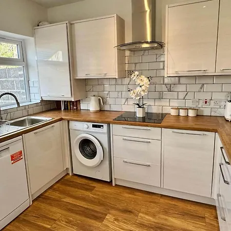 Modern Entire Home,Parking,Contractors,Sleep 6 בריסטול