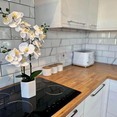 בית נופש Modern Entire Home,Parking,Contractors,Sleep 6 *