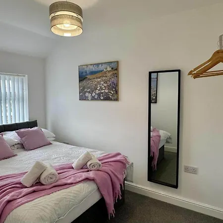 Modern Entire Home,parking,contractors,sleep 6 * Bristol
