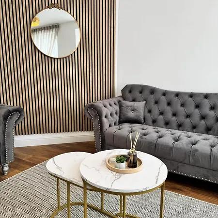 Modern Entire Home,Parking,Contractors,Sleep 6