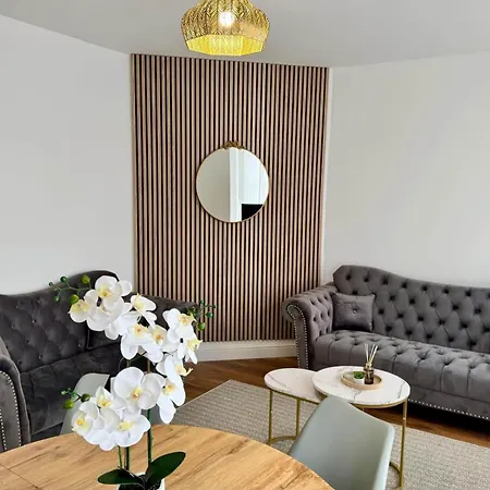 Modern Entire Home,parking,contractors,sleep 6
