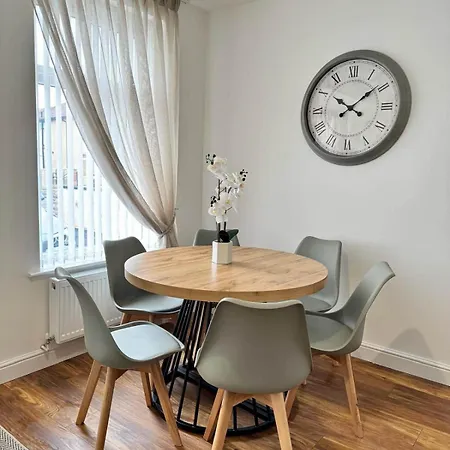 בית נופש Modern Entire Home,Parking,Contractors,Sleep 6